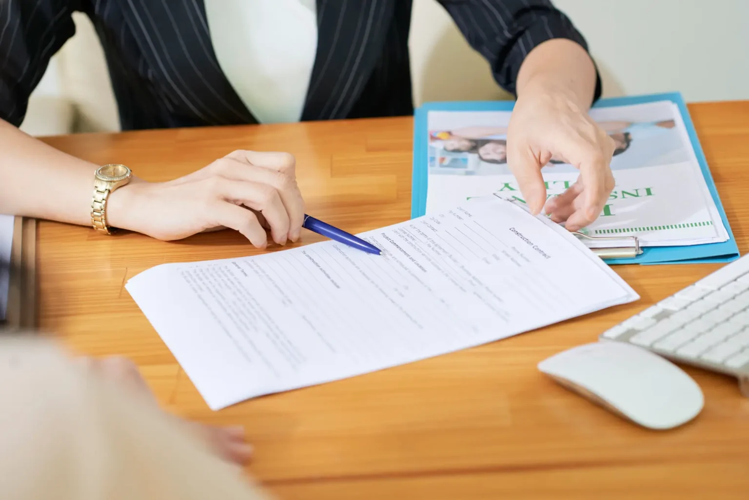 social-worker-explaining-documents-1536x1025